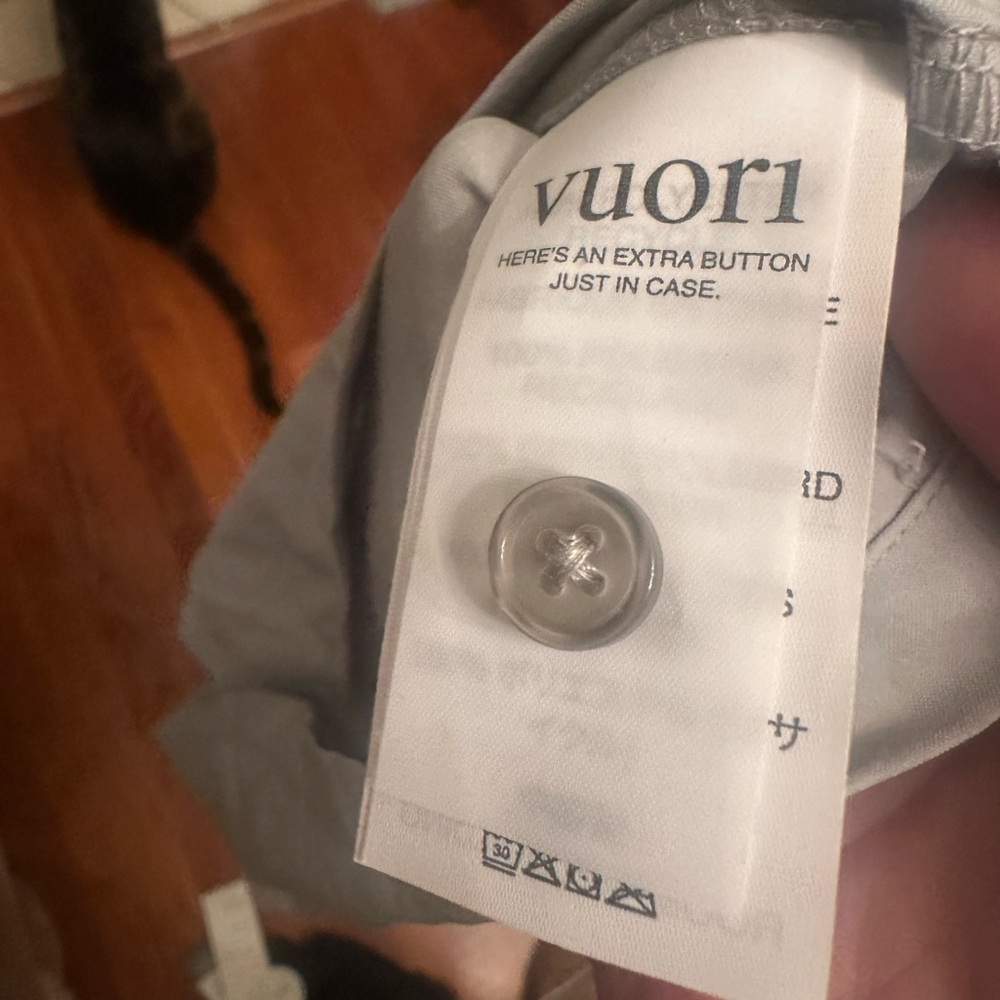 Vuori Short Sleeve Manhattan Button Down, sky grey mens Large, Brand new! - Picture 4 of 5